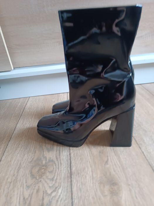 Lakierowane botki na obcasie