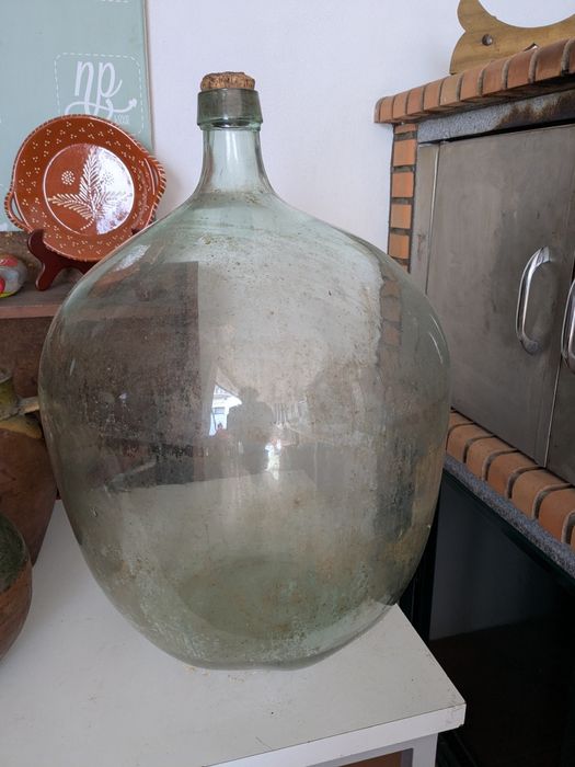 Garrafão em vidro de 60 L com suporte em metal