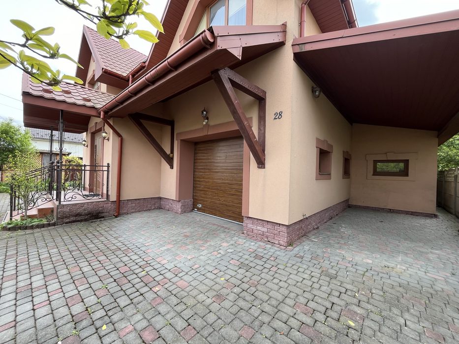 Продається будинок пл. 244 м2 в передмісті Івано-Франківська