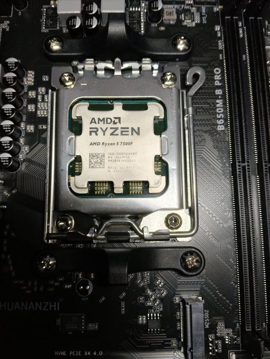 Новаый комплект В650, Ryzen 5 7500F +16 ГБ