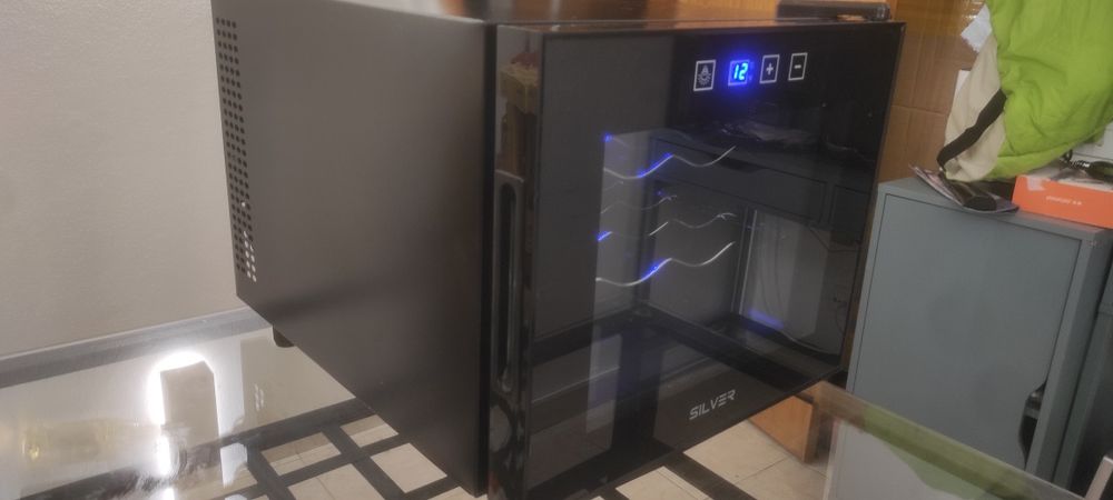 Cave de vinhos refrigerada  da marca SILVER