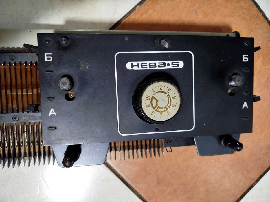 Вязальная машинка "Нева-5"