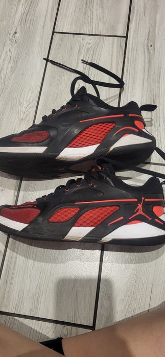 Nike Jordan Heir w kolorystyce czarno-czerwonej.