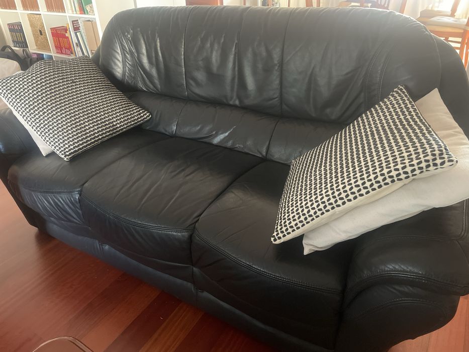 Conjunto Sofá Pele 3 Lugares e Poltronas