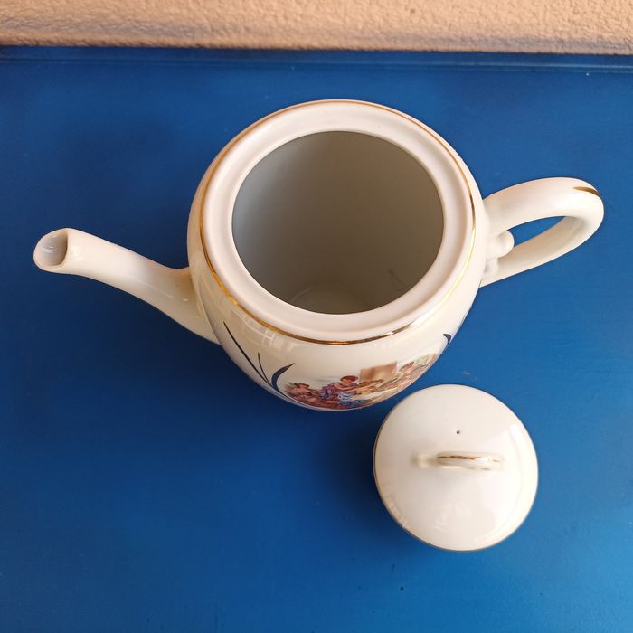 Cafeteira com tampa em porcelana Canda motivo cena mitológica e ninfas