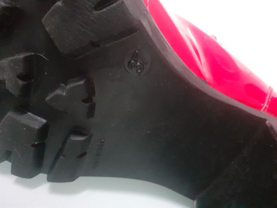 Botas vermelhas verniz marca eureka.
