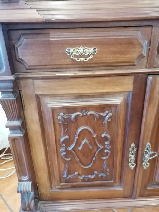 Móvel aparador e cristaleira de sala estilo antigo em madeira maciça