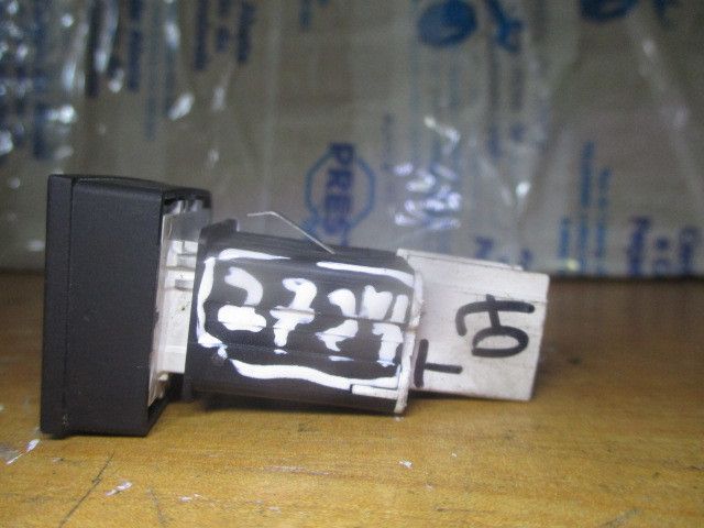 Comando / botão / interruptor multifunções VOLKSWAGEN Passat (3B3)457725077273989121