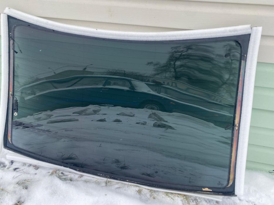 Продам заднее стекло