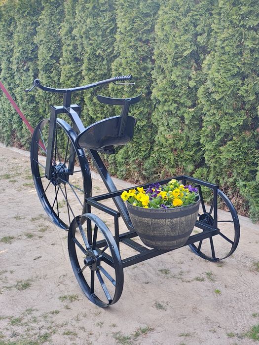 Ozdobny Rower Kwietnik Retro – Rękodzieło 230x150 cm 

Na sprzedaż duży, ręcznie wykonany i ręcznie malowany stelaż kwietnika w kształcie trójkoł