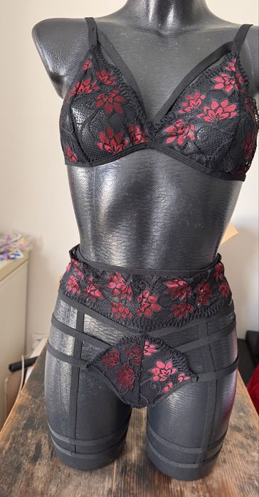 Conjunto renda floral/ lady vermelho ou azul