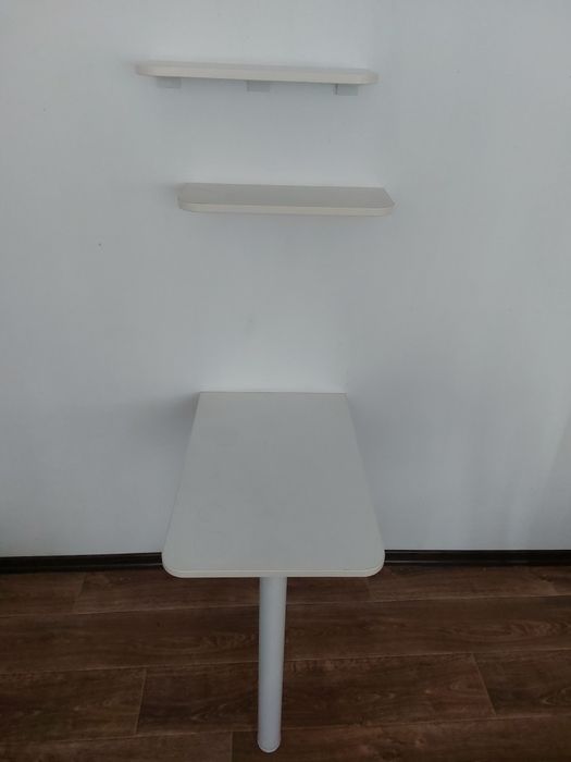 Манікюрний столик з поличками