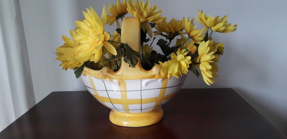 Cesta amarela e branca, com risca fina em verde