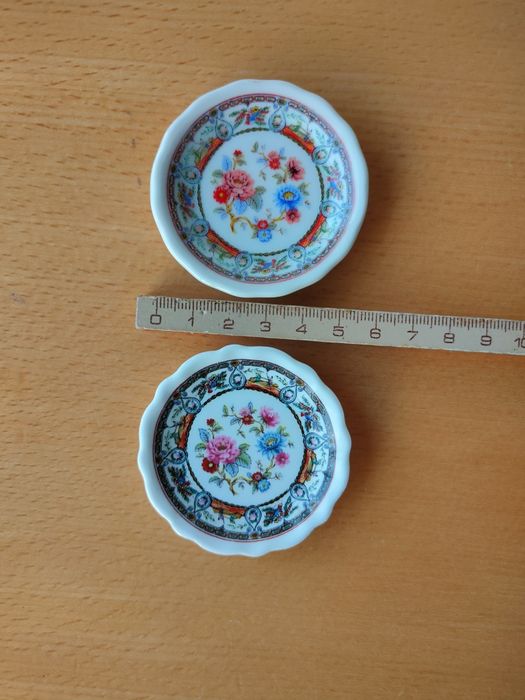 Conjunto de pequenos pratos em porcelana japonesa.