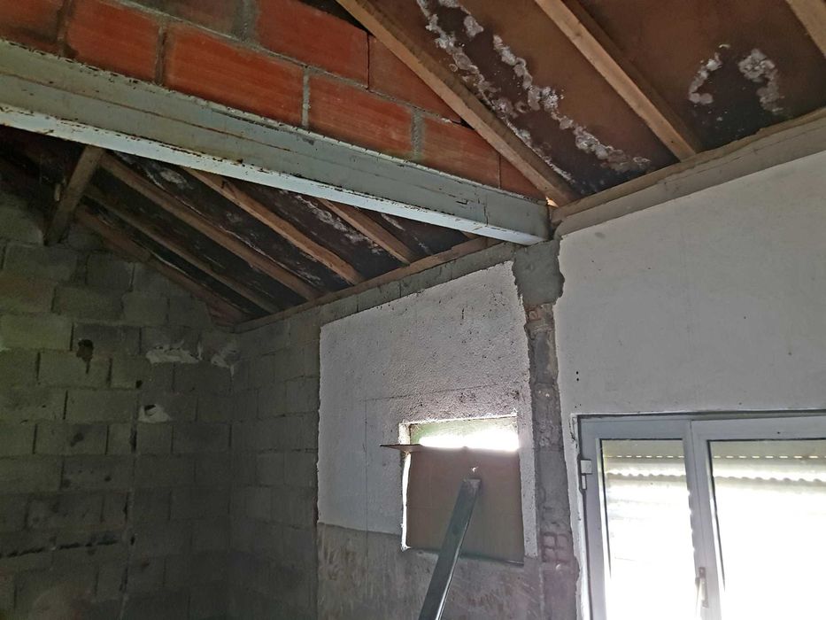Moradia para restauro 140 m2 mais 60 m2 anexo em lote 1800m2