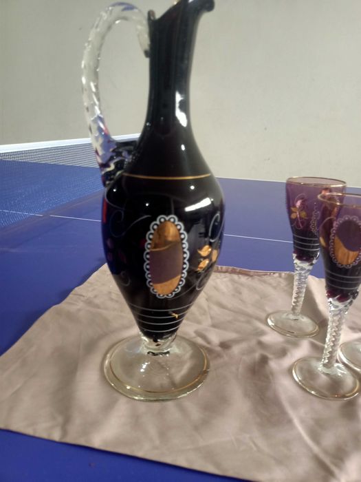 Conjunto elegante de licor com garrafa e 4 copos de pé