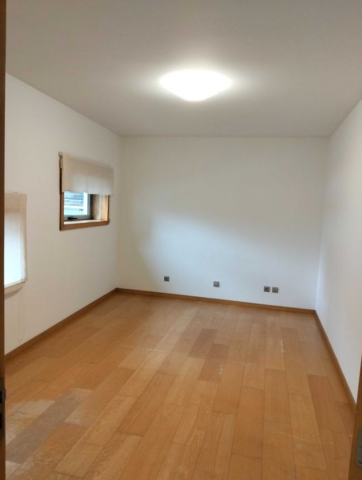 Aluga-se Moderno  Apartamento T1 com garagem, no centro de Aveiro.