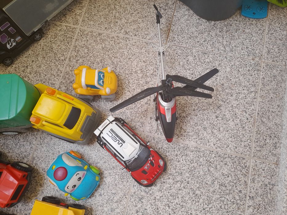 Carros, de vários formatos, mala ferramentas, helicóptero