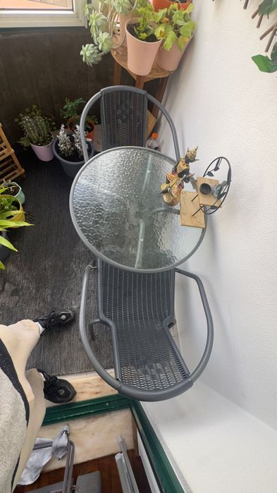 Mesa de vidro com 2 cadeiras