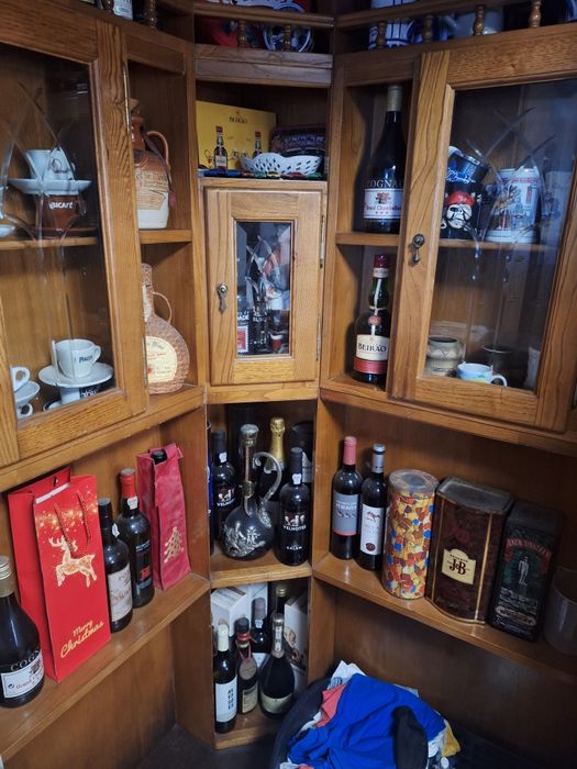 Bar de sala com portas de vidro + bancos