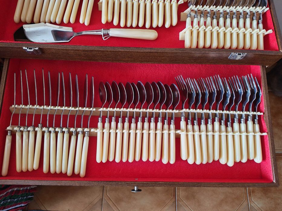 Complete Chrome Flatware Set 1810492678944109383683