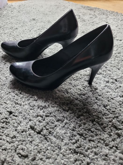 Buty szpilki lakierowane na obcasie