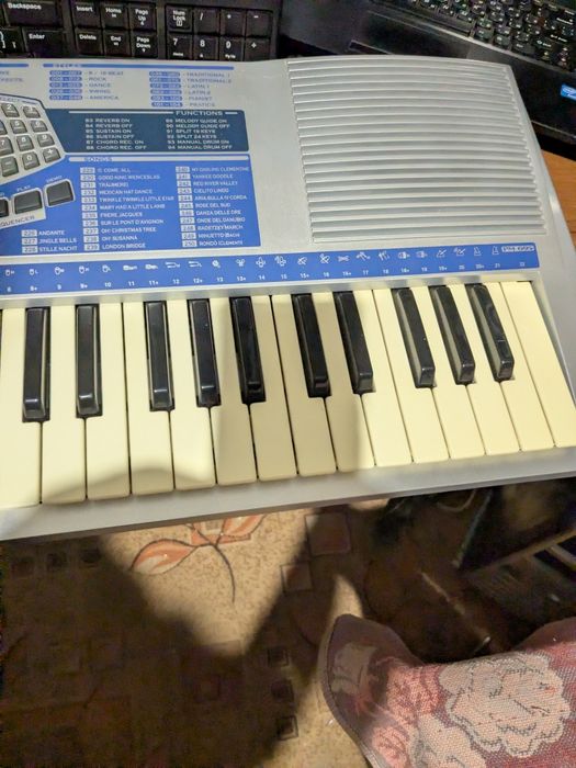 Продам синтезатор Bontempi PM 695.