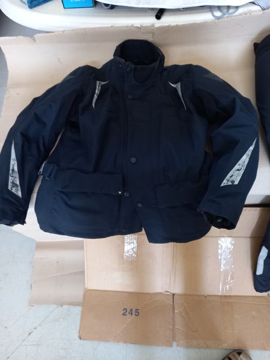 Fatos e Botas Pretas de Mota