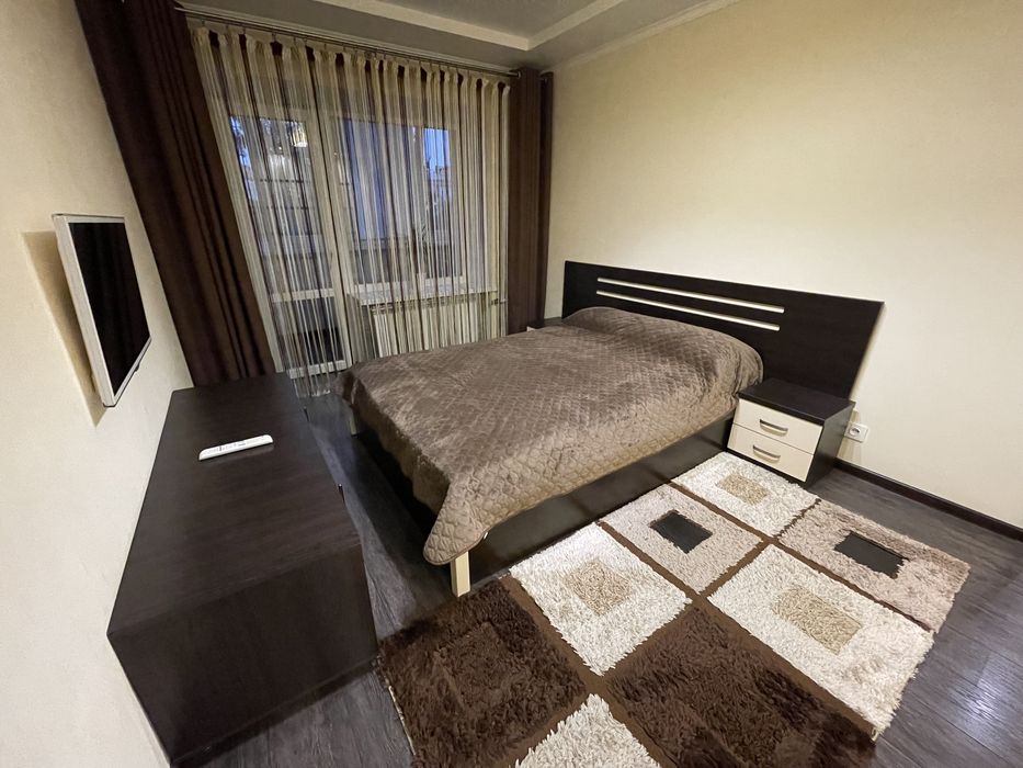 Однокімнатна квартира в ценрі подобово посуточно