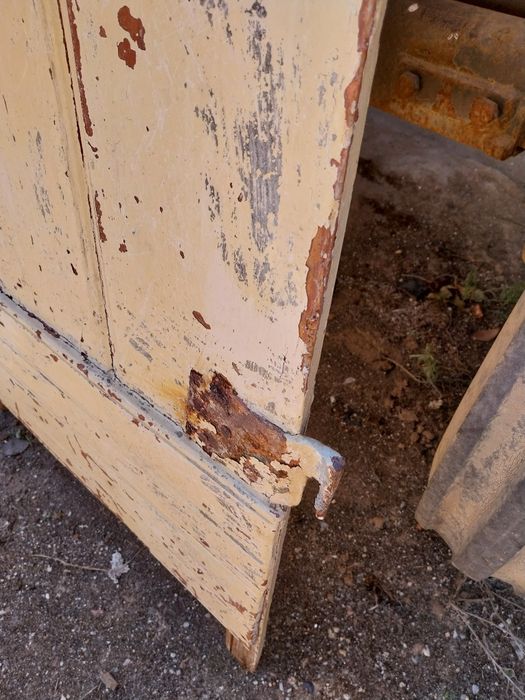 Portas antigas com ferragens