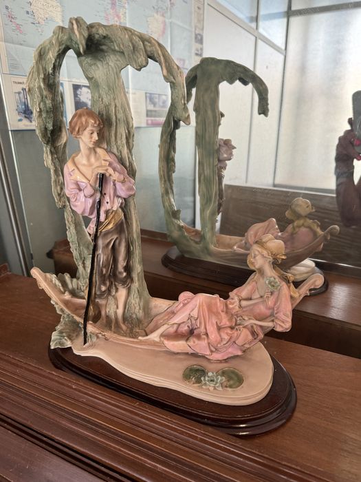 Peça em louça decorativa