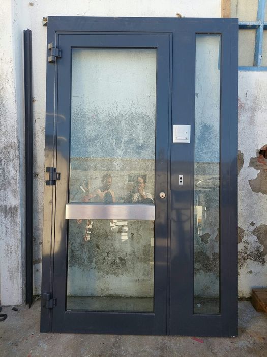 Porta de Entrada em Alumínio Cinza Antracite (2.40m) c/ Painéis e Vidro Duplo – Como Nova (c/ Entrega)