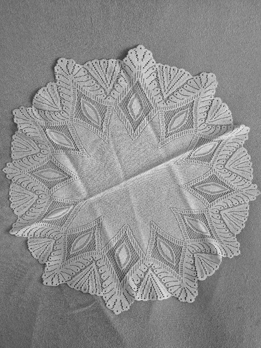 Serwetka żakardowa,okrągła - średnica 80 cm.