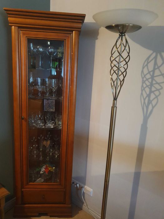 Kredens i witryna. Meble drewniane.