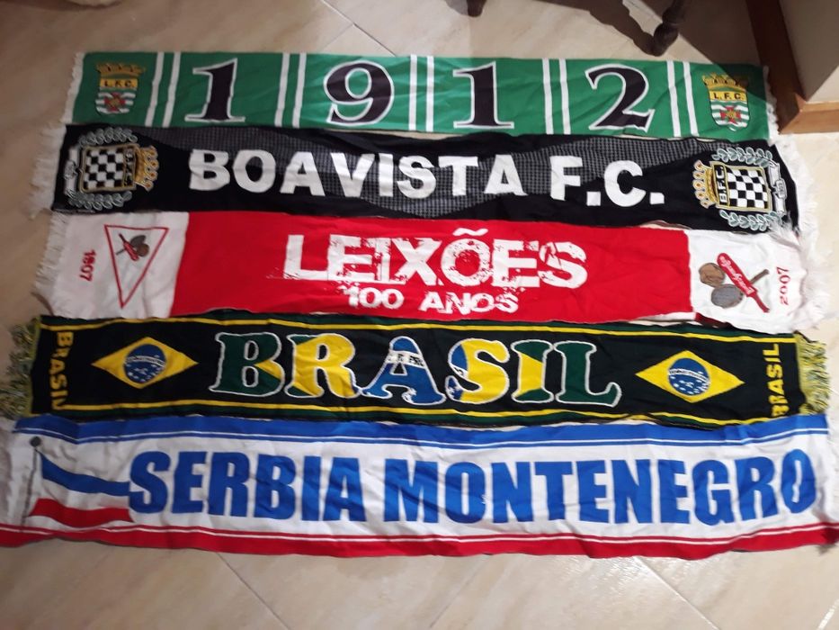 Varios cachecóis a varios preços