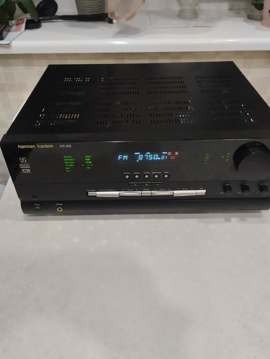 Ресивер Harman-Kardon.