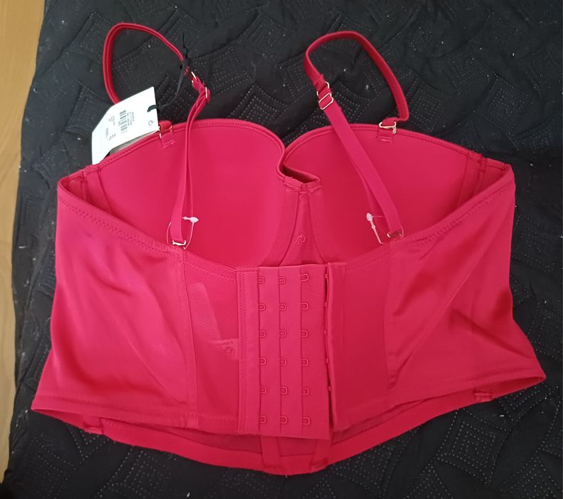 Corpete vermelho com etiqueta