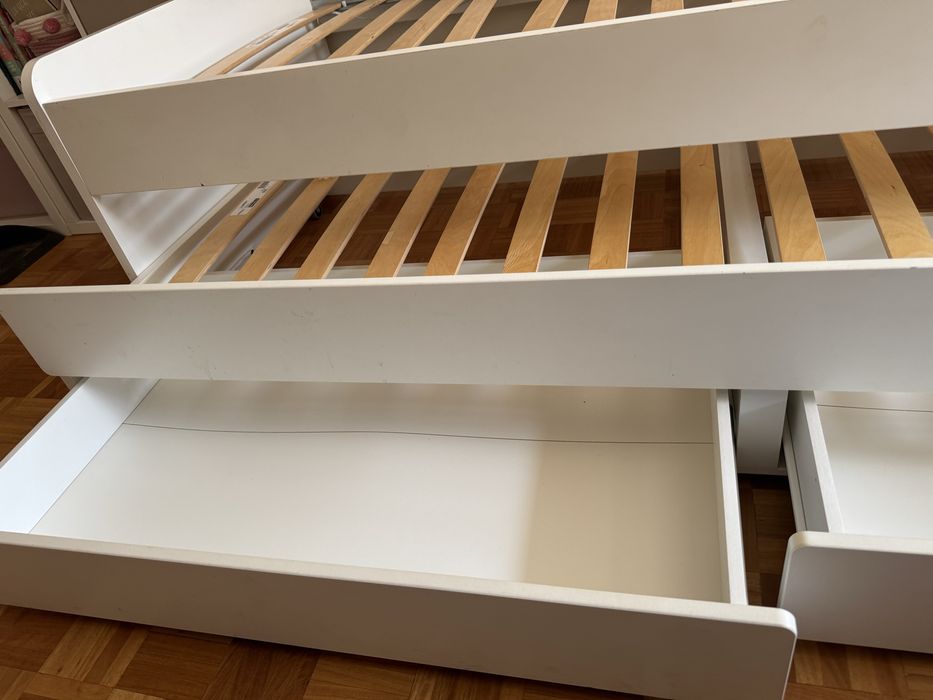 Cama solteiro IKea branca com gavetão para outro colchão e estrados para as duas camas além de duas gavetas