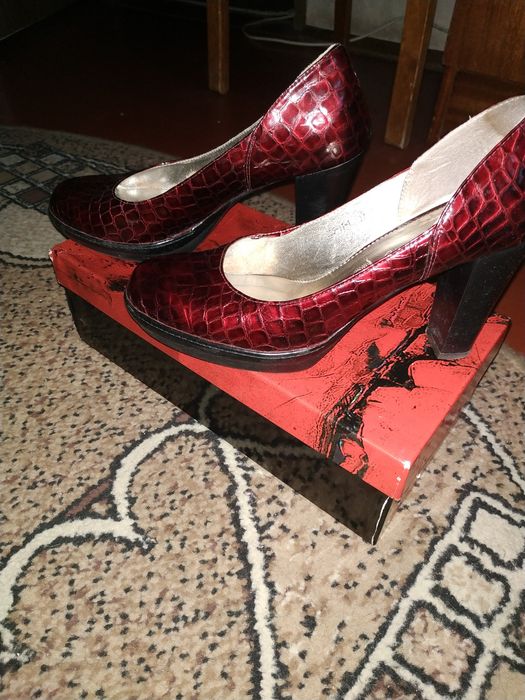 Туфли темно красного цвета на каблуке.Натуральная лаковая кожа 37 разм