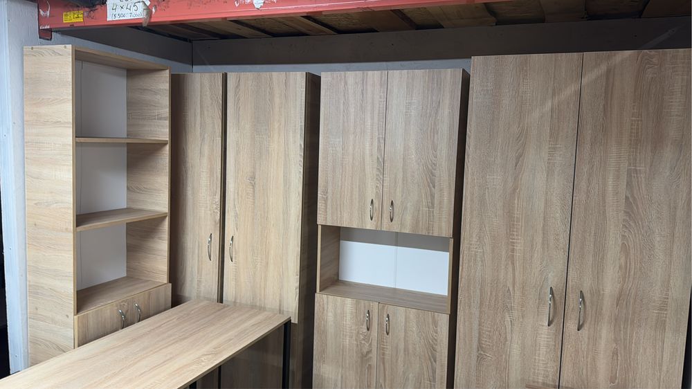 Офісні меблі крісла, столи, монітори, ноутбуки