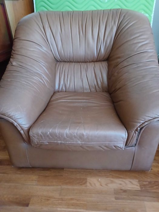 Sofá em couro de cor castanha