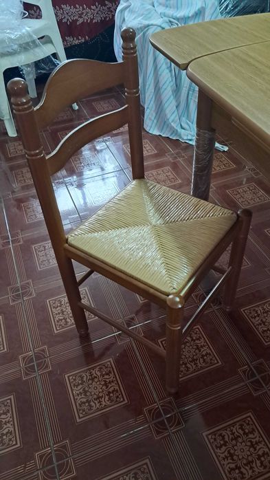 1 Mesa de cozinha com 4 cadeiras