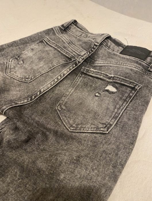 Czarne spodnie jeansowe z dziurami bershka