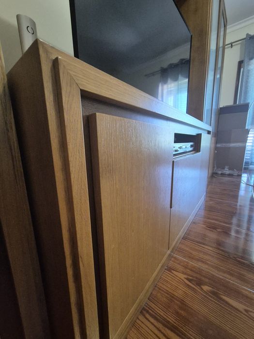 Estante de sala em carvalho.