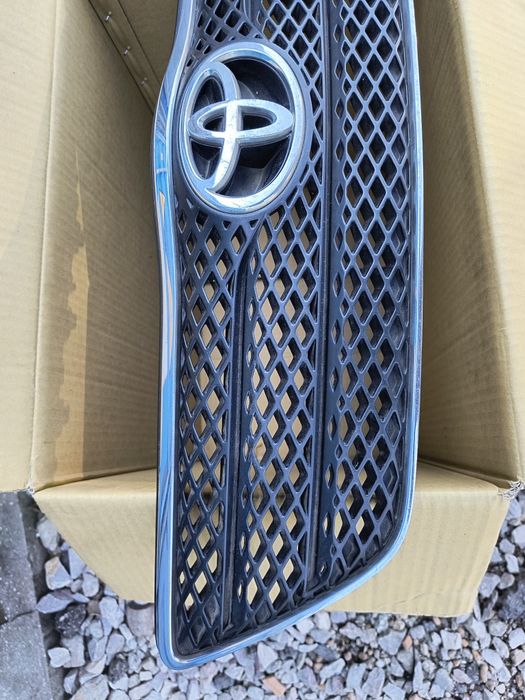 Grill atrapa Toyota Corolla e12 oryginał sprawna