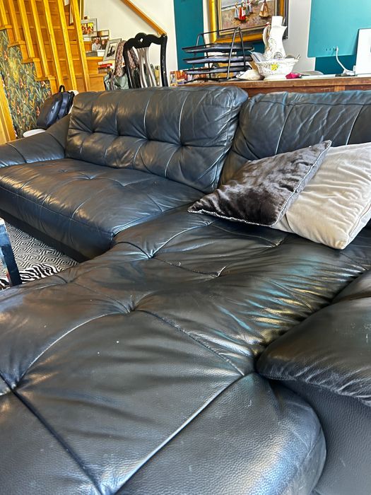 Sofá confortável em pele preto, com chaise long