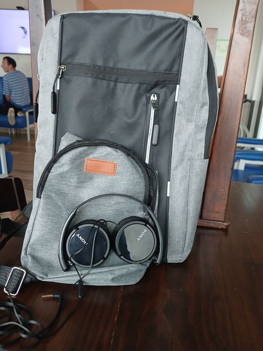 Auruiculares, mochila grande e pequens