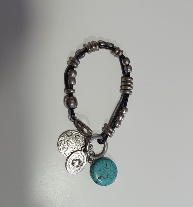 Pulseira cabedal com medalhas