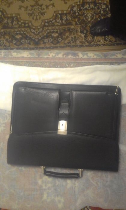 Продам деловой портфель.