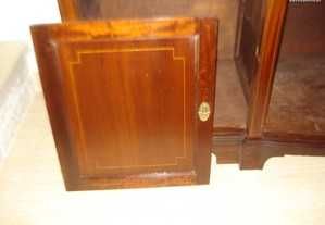 Móvel e mesa de sala de jantar